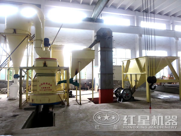小型滑石雷蒙磨粉機設備生產現場